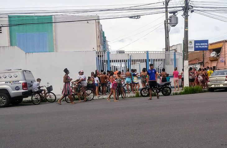 Distribuição de kits de merenda escolar gera filas em escolas de Maceió