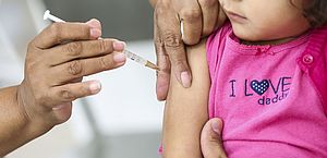 Justiça dá 60 dias para casal vacinar filhas em Santa Catarina
