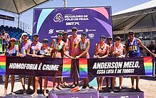 Após ataques a jogador, finais do vôlei de praia em Recife tem combate à homofobia 