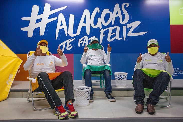 Material com slogan promocional Alagoas te faz Feliz vai garantir conforto para comerciantes e banhistas.