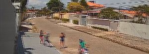 Câmera registra momento em que homem desce de moto e rouba celular de mulher no Murilópolis
