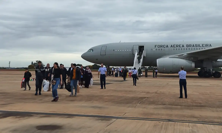 Terceiro grupo de repatriados vindos de Gaza chegou ao Brasil no sábado (23)
