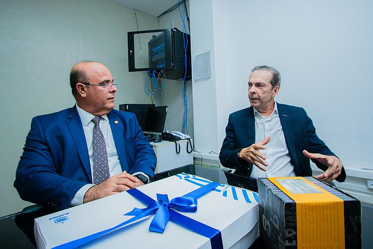 Governador interino, Fernando Tourinho, em visita ao secretário de comunicação do estado, Joaldo Cavalcante