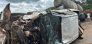 Caminhonete fica destruída após colisão com carreta no interior de Alagoas; motorista foi socorrido 