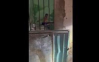 Vídeo mostra "calabouço" onde jovem com esquizofrenia era mantido preso pela mãe 