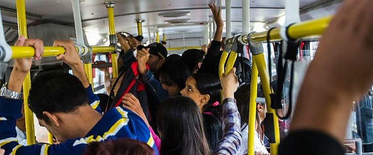 Mulheres são assediadas em ônibus, nas ruas e no ambiente de trabalho