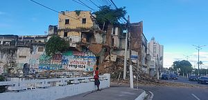Demolição de prédio que desabou parcialmente no Jaraguá é adiada para terça-feira