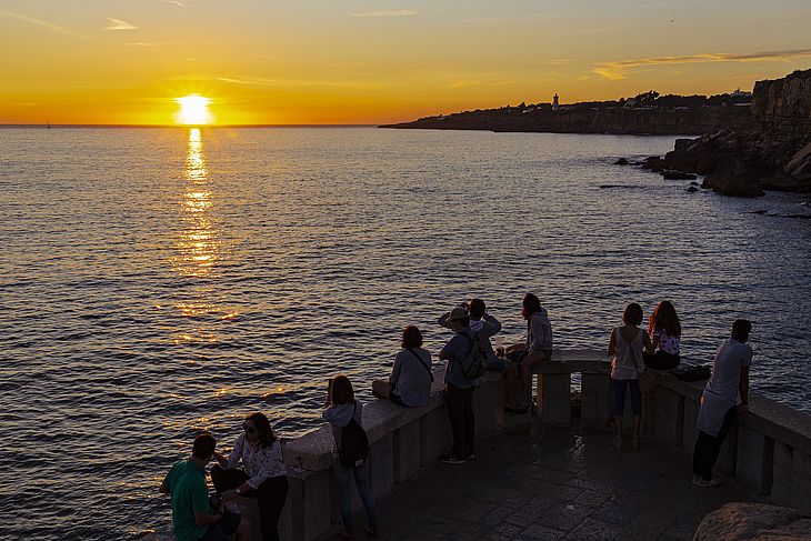 CASCAIS, PORTUGAL, 23.09.2017 - Vista do pôr do sol na praia de Cascais, uma das mais populares de Portugal 