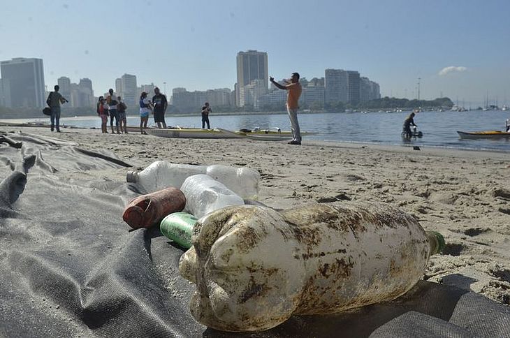 Garrafas PET poluem praias e rios e causam outros danos ao meio ambiente