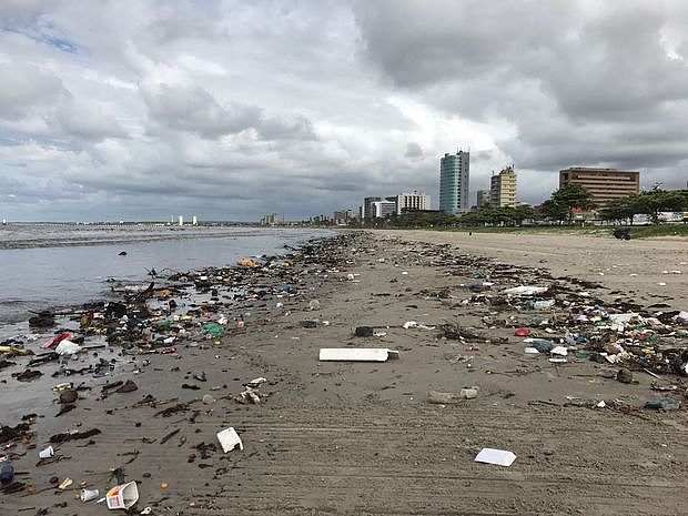 Lixo em praia de Maceió