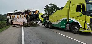 Ônibus de turismo tomba e duas pessoas morrem na BR-116, em Pelotas