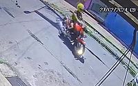 VÍDEO: homem invade casa com portão entreaberto e furta motocicleta no Prado