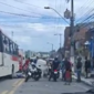 Ciclista é atropelado por moto e vai parar debaixo de ônibus, no Jacintinho