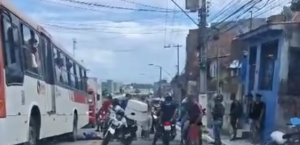 Ciclista é atropelado por moto e vai parar embaixo de ônibus, no Jacintinho