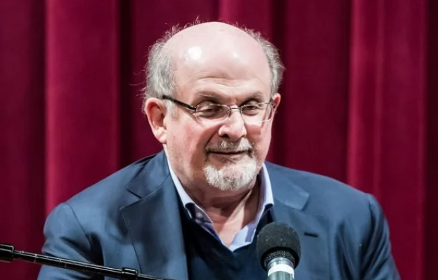 Salman Rushdie foi esfaqueado em evento em Nova York