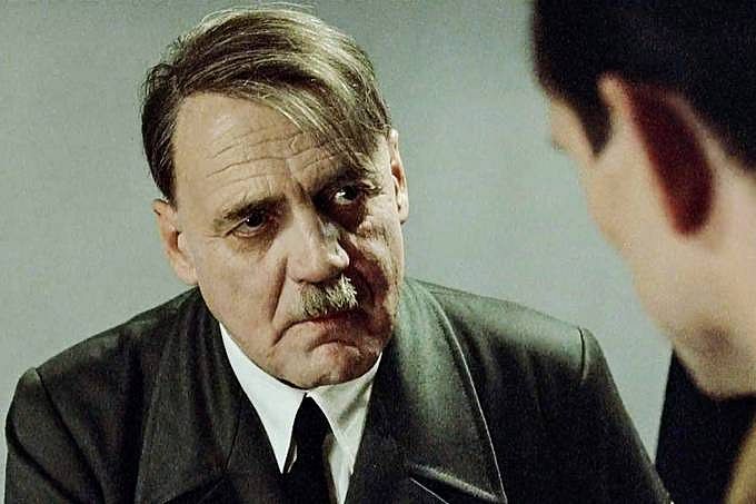 Bruno Ganz interpreta o nazista Adolf Hitler no filme 'A Queda' (2004)