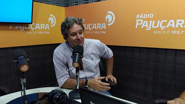 Erasmo Damiani no estúdio da Rádio Pajuçara FM