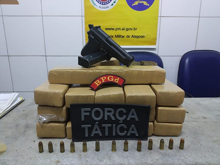 Quase 11 kg de maconha estavam num casa no Conjunto Santa Maria, em Maceió. 
