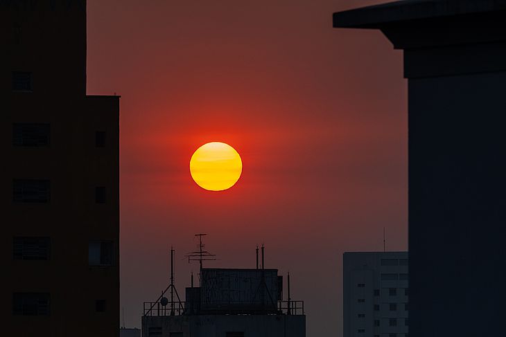 Pôr do sol em São Paulo. Poluição na cidade de São Paulo deixa o ar carregado. Com previsão de até 39°C de temperatura e alerta de perigo por causa de onda de calor, foi prorrogado ao menos até sábado (14) o aviso de risco elevado para incêndio