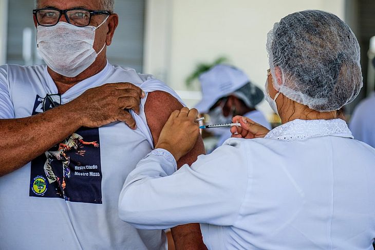 Vacinação contra a Influenza está acontecendo no estacionamento dos shoppings Maceió e Pátio, além de unidades de saúde e quatro escolas