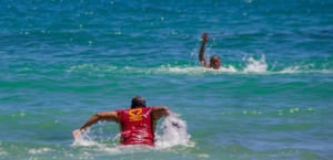 Guarda-vidas salvam pai e filho de afogamento na Praia do Francês