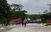 Caminhão é arrastado pela correnteza do Rio Comandatuba, em Porto Calvo; veja vídeos