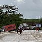 Caminhão é arrastado pela correnteza do Rio Comandatuba, em Porto Calvo; veja vídeos