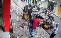 Vídeo: viatura do DMTT capota durante perseguição a veículo no Centro de Maceió