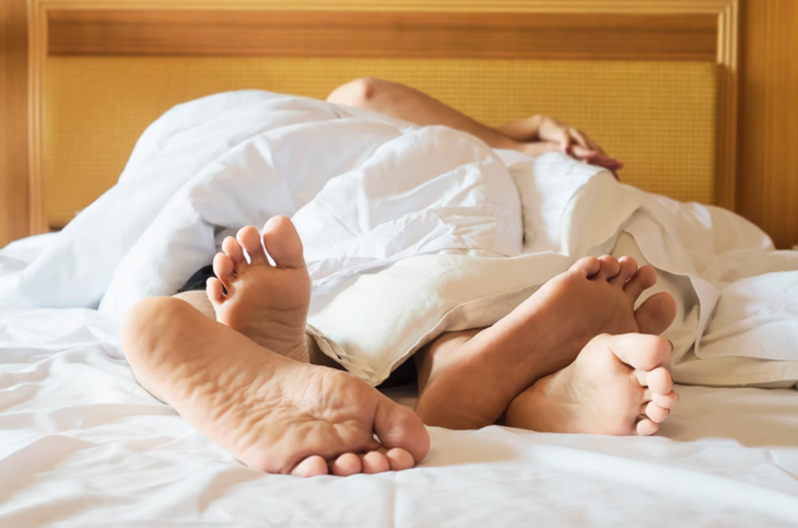 Fazer sexo antes de dormir pode reduzir o estresse devido à liberação do hormônio oxitocina