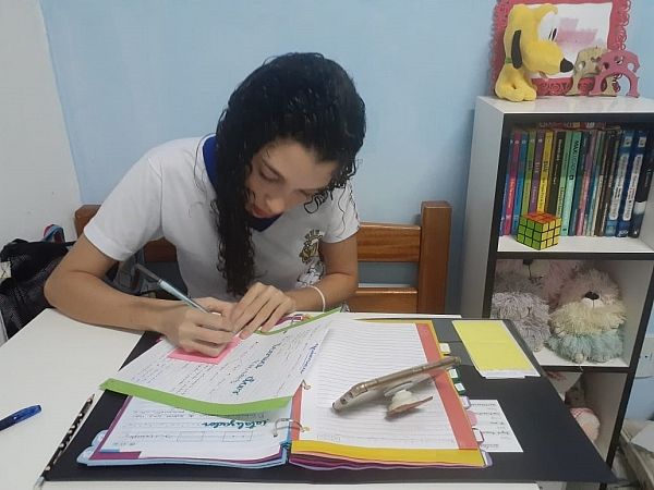 Ingrid Raquel, da Escola Edmilson Pontes, estuda para o Enem