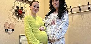 Em trisal, duas mulheres engravidam do parceiro ao mesmo tempo