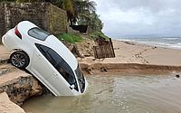 Vídeo: Corolla cai de elevação e fica parcialmente submerso na praia de Garça Torta