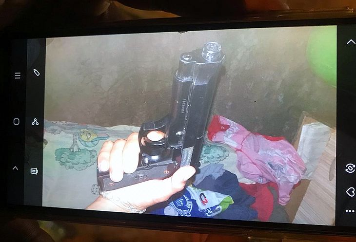 Foto de arma e drogas foram encontradas em um dos celulares apreendidos