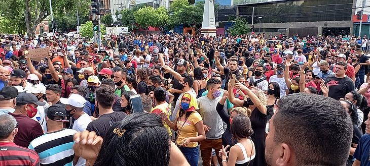 Manifestação no Centro de Manaus contra fechamento do comércio