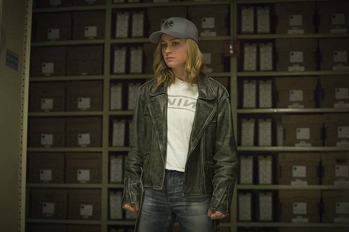 Brie Larson interpreta Carol Danvers, uma guerreira que perdeu a memória e procura respostas na Terra 