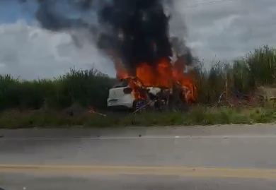 Carro ficou incendiado após colisão 