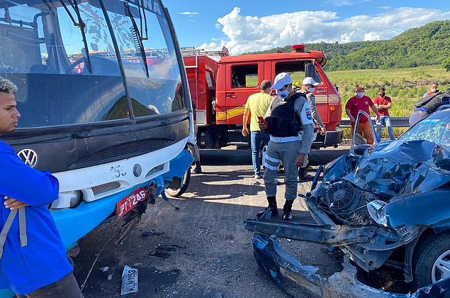 Acidente entre carro e ônibus deixa feridos próximo à Usina Cachoeira do Meirim