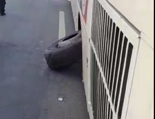 Outro pneu também se soltou e ficou embaixo do ônibus