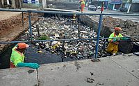 Mais de 15 toneladas de resíduos são retiradas do canal no bairro da Levada