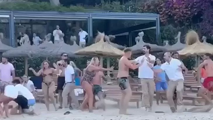Oito turistas britânicos foram presos após uma confusão generalizada em um clube de praia, na noite de quarta-feira (29), em Maiorca, na Espanha