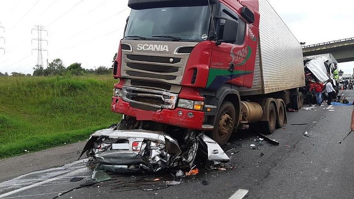 Acidente matou cinco pessoas na BR-116, no Paraná