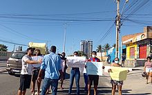 Polícia rebate versão de família de baleado na Vila Emater; protesto em favor do jovem bloqueou trânsito em Jacarecica 