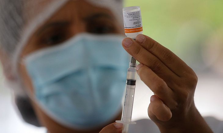 Em Alagoas, o plano de vacinação já contempla a dose de reforço, a chamada 3ª dose, para pessoas a partir de 18 anos com quatro meses completos após a 2ª dose