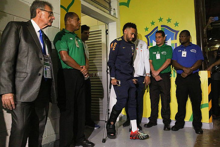 Neymar deixa o vestiário do estádio após contusão durante o amistoso entre as seleções do Brasil e Qatar