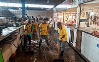 Equipes recolhem 3 toneladas de lama e lixo da área interna do Mercado da Produção
