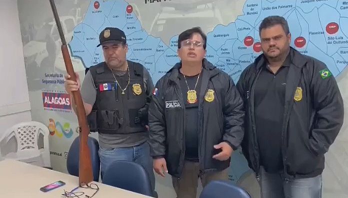 Delegado Rodrigo Rocha Cavalcanti (Ao centro) mostra espingarda apreendida com suspeito de matar irmão em Mata Grande