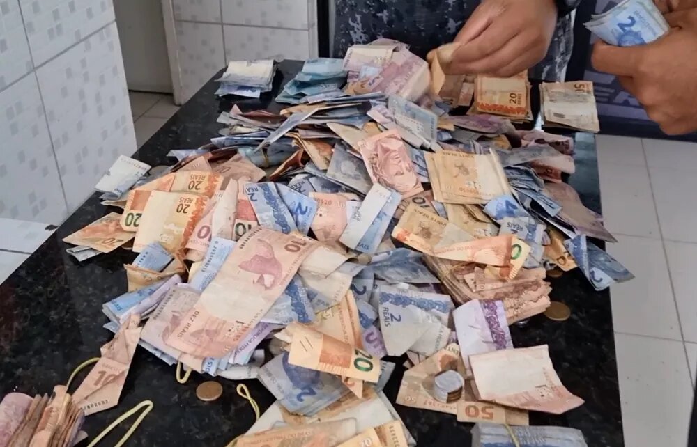 Padre de Alagoas tem cerca de R$ 30 mil roubados e suspeito distribui dinheiro em Caruaru