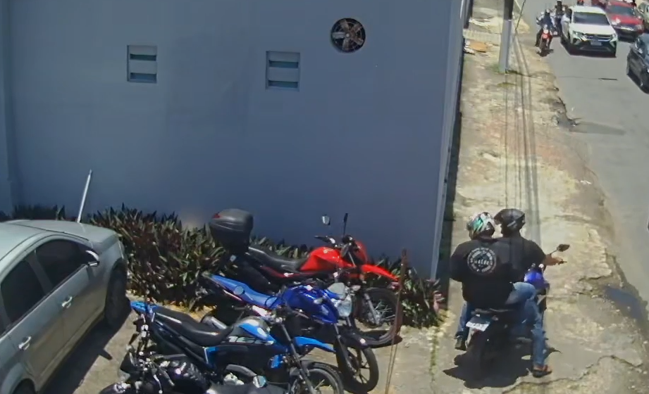 Câmera flagra criminosos furtando moto guardada em estacionamento 